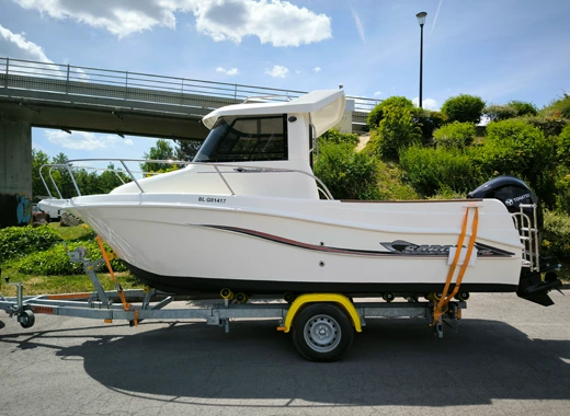 bateau sur l'eau au port