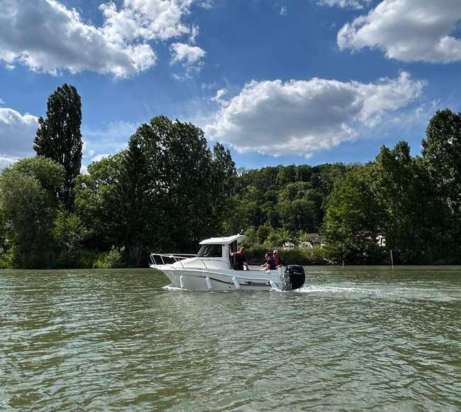 Bateau sur l'oise en avant marche fluvial